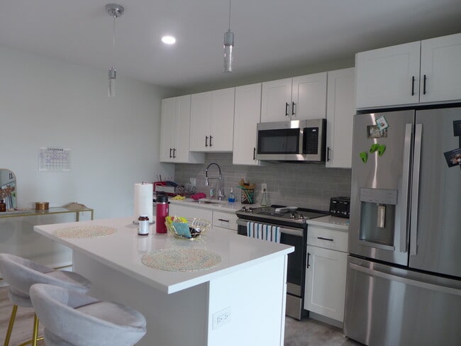 Building Photo - 240 Old Colony Ave