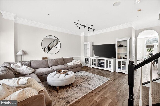 Building Photo - 910 Featherstone St