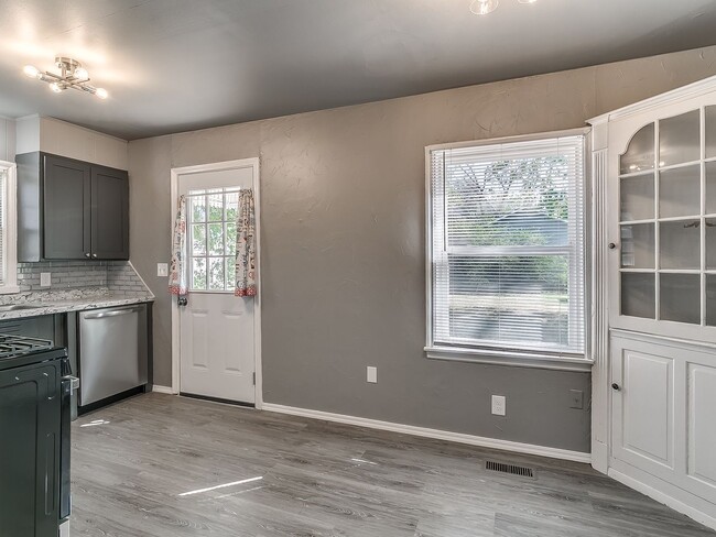 Building Photo - Completely Remodeled 2 bed 1 bath