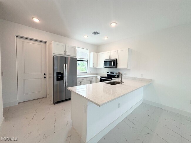 Building Photo - 4402 Golfview Blvd