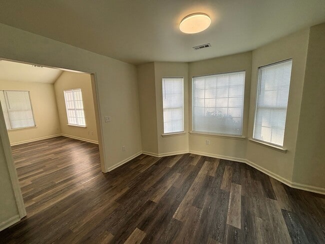 Building Photo - Charming, centrally located, 3 Bed 2 Bath ...