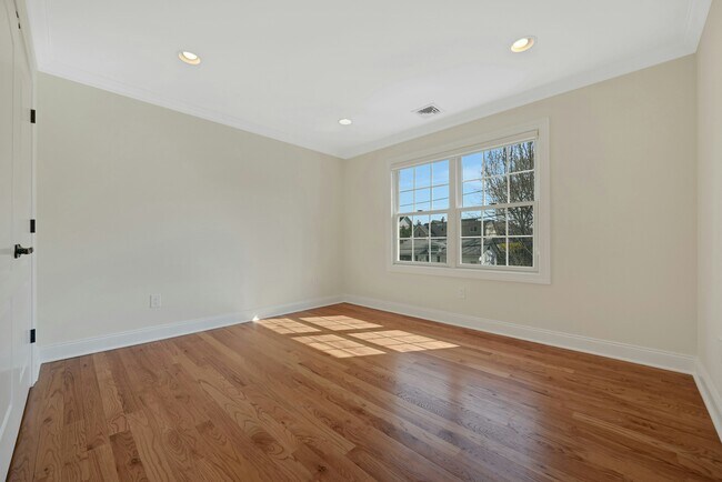 Building Photo - 1 Lindy Pl