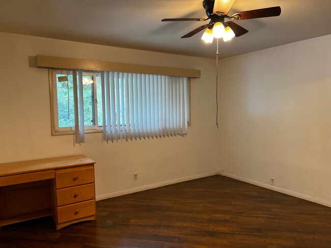 Building Photo - 2 Bedroom 1 Bath Duplex for Rent with Util...