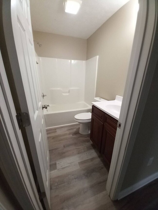 Building Photo - 3 bedroom 2 bath single family home in Whi...