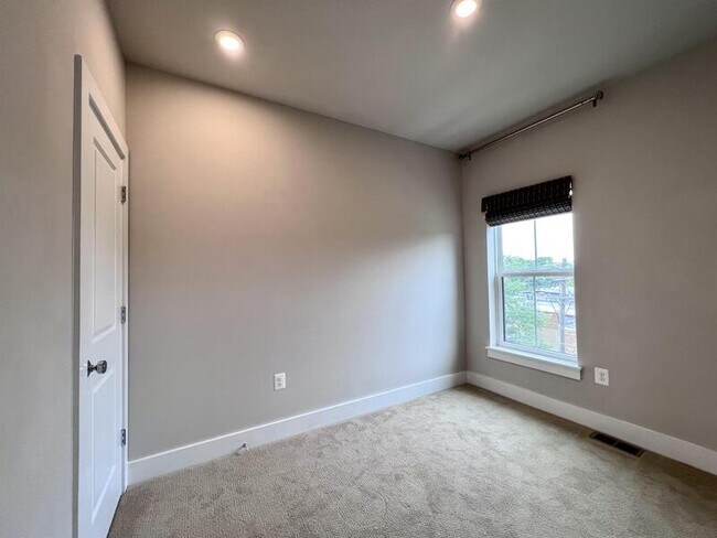 Building Photo - 818 Fern Pl NW