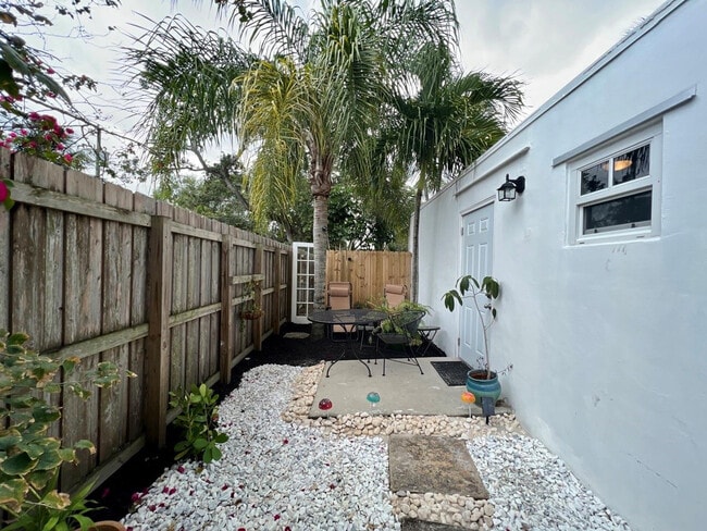 Building Photo - 819 SW 9th Terrace