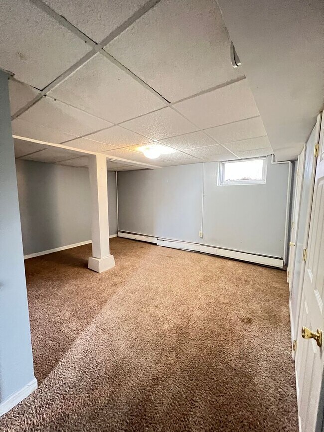 Building Photo - AVAILABLE JUNE -  4 Bed 1 Bath Townhome