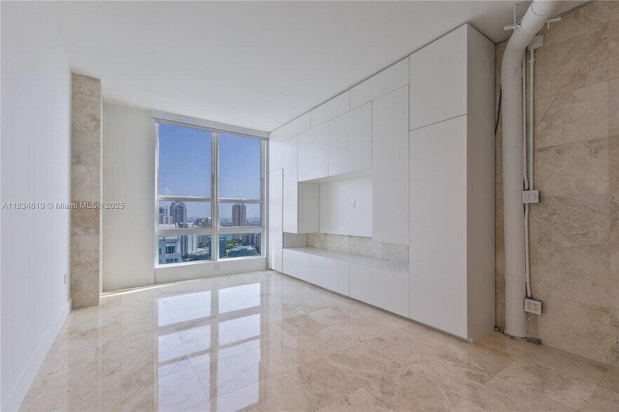 Building Photo - 1155 Brickell Bay Dr