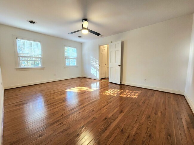 Building Photo - Sprawling Home in Bay Colony