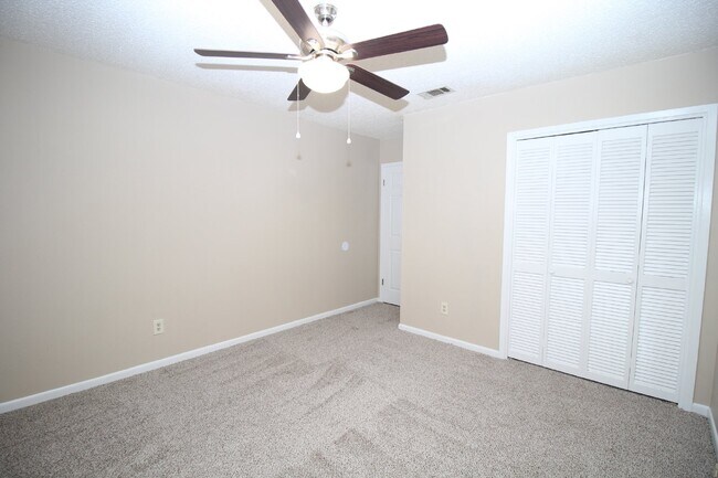 Building Photo - 3 bed 2 bath home with 2 car garage and Fl...