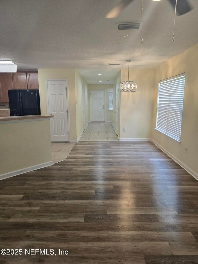Building Photo - 811 Black Cherry Dr S