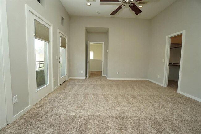 Building Photo - Stunning Townhouse In A Great Location Near Memorial Park!