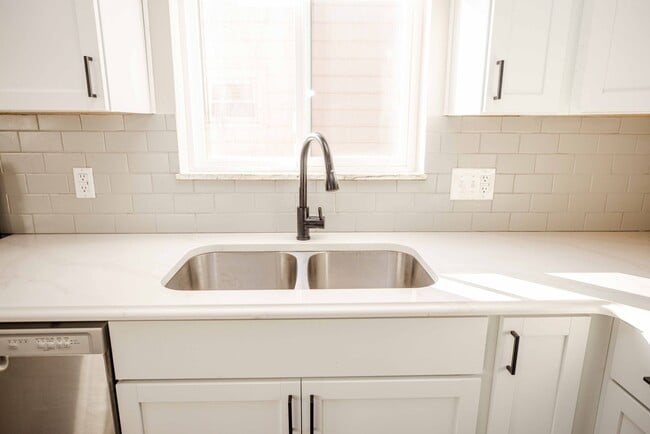 Building Photo - Beautiful Two bedroom home available for rent!