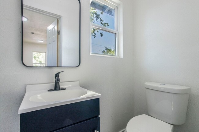 Building Photo - 2215 N Elmendorf St