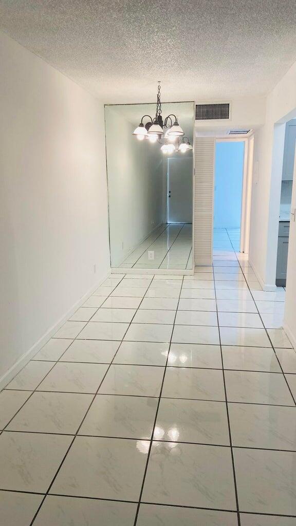 Building Photo - 600 Village Green Ct