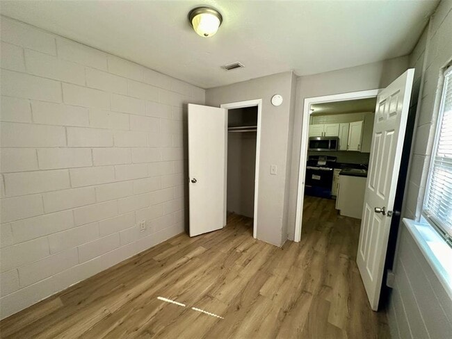 Building Photo - 637 NE Waldo Rd