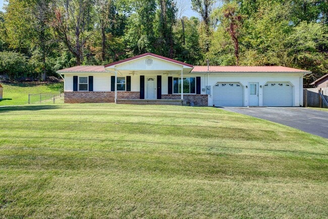 Building Photo - Very nice 4 bed 3 and a half bath home close to Boone Lake