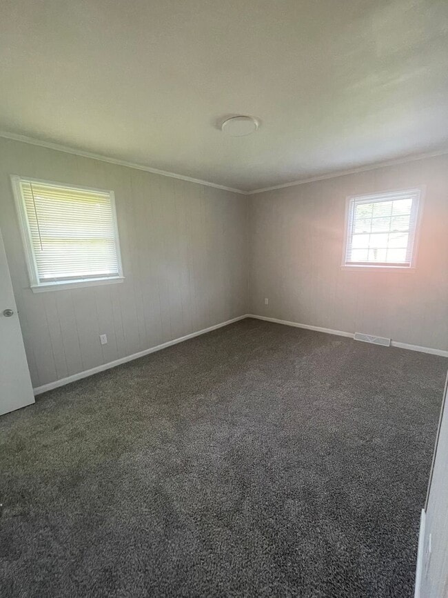 Building Photo - Welcome to this charming 3-bedroom, 2-bath...
