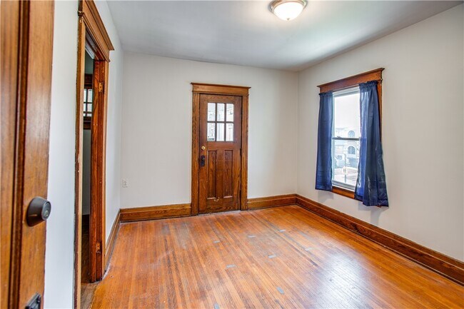 Building Photo - 105 Laburnam Crescent