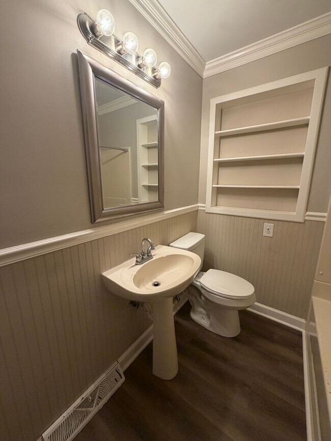 Building Photo - 2 Bed 1 Bath Home