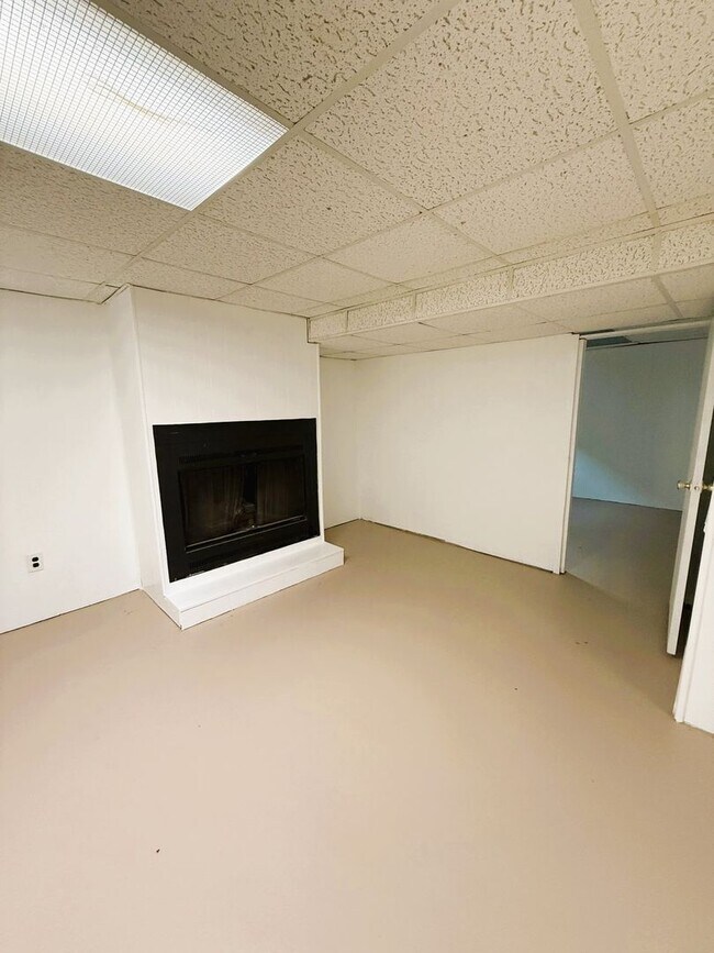 Building Photo - Fully Rehabbed 3 bedroom, 1 bathroom Renta...