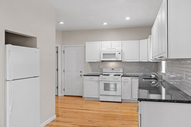 Building Photo - 920 Pleasant St