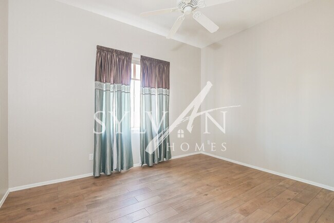 Building Photo - The living is easy in this 3 BR, 2 BA