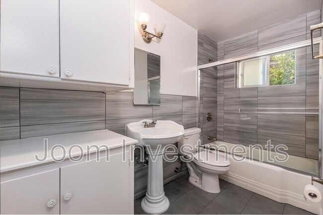 Building Photo - 818 Mayflower Ave