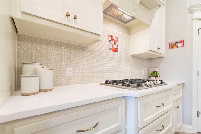 Building Photo - Stunning new home + 4 bedrooms + 3 bathroo...