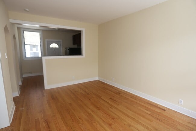 Building Photo - 4422 N Wolcott Ave