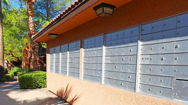 Building Photo - 8851 N Oracle Rd