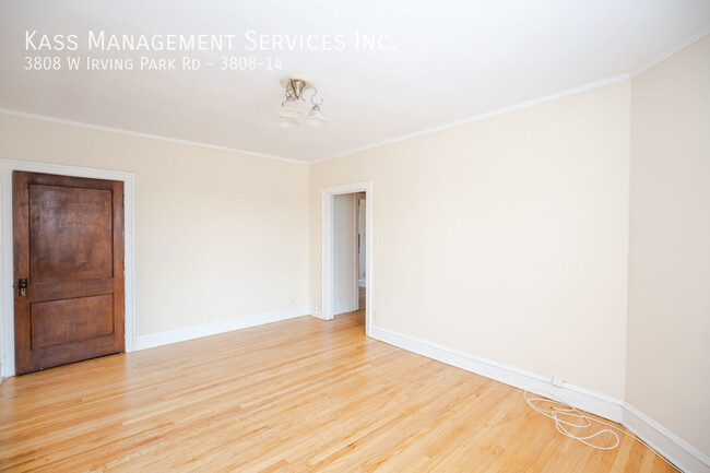 Building Photo - Irving Park 1 bed/1 bath, Hardwood floors,...