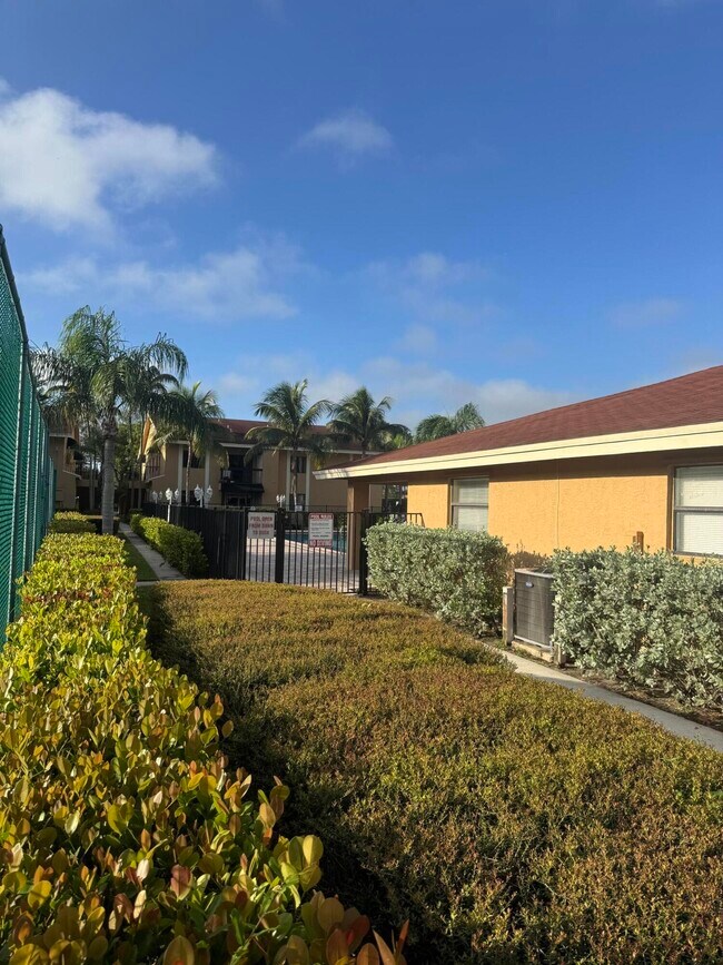 Building Photo - 6031 10th Ave N