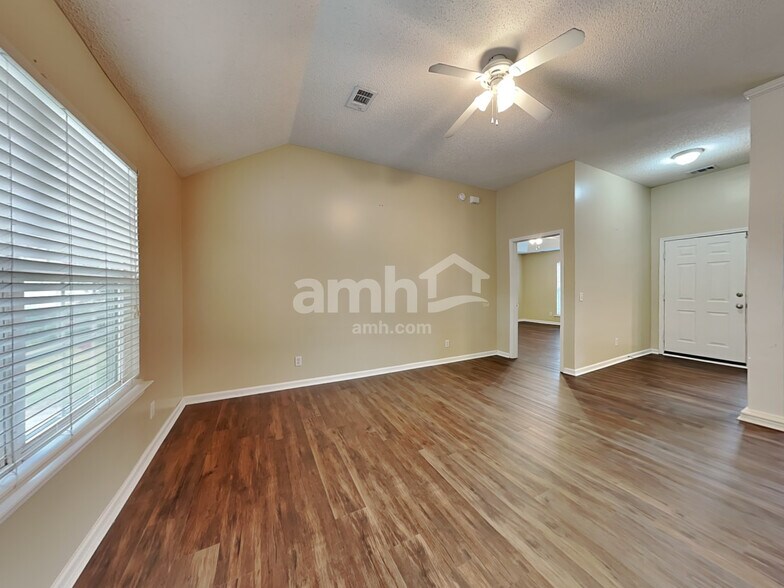 Building Photo - 420 Roberts Way