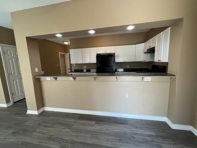 Interior Photo - 1605 W Common