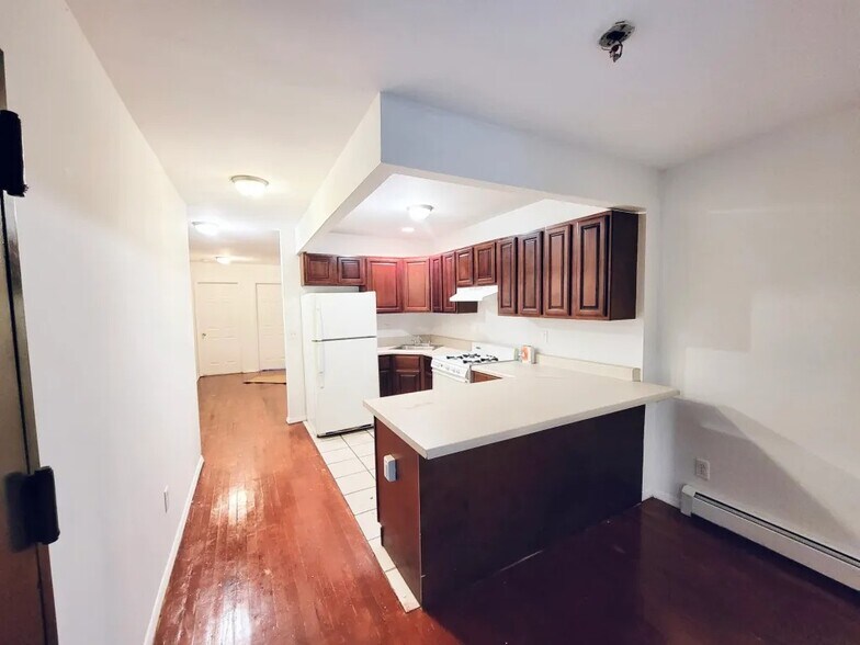 Building Photo - Furnished room/NOT APARTMENT