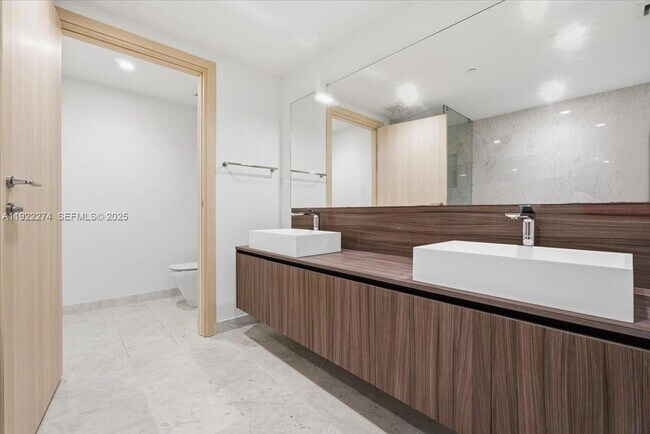 Building Photo - 1000 Brickell Plaza