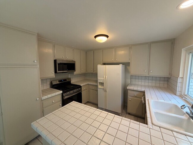 Building Photo - 3 bed, 2 bath single story home in West Hills
