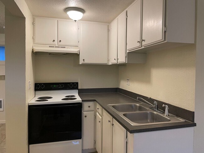 Building Photo - 1600 SE 168th Ave