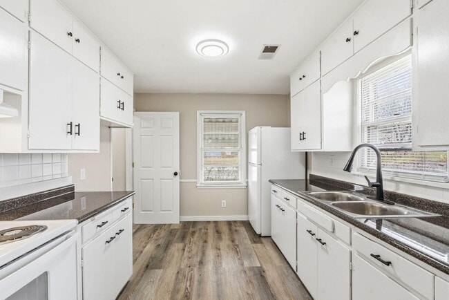 Building Photo - 1736 N Kentwood Ave