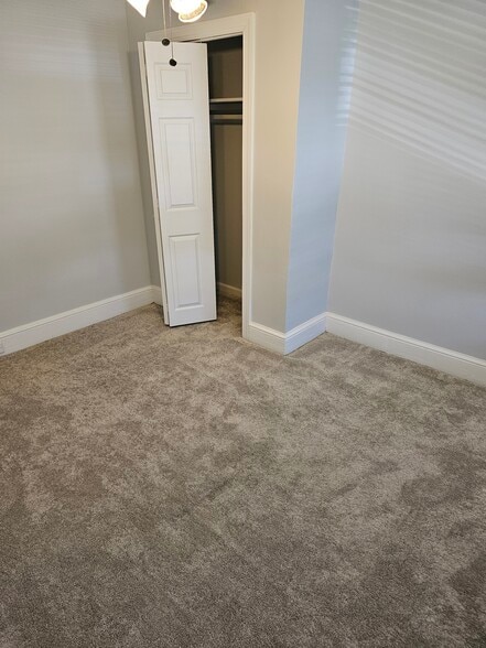 Building Photo - 721 W Oak St