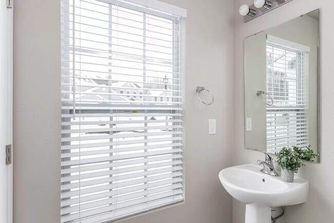 Building Photo - Immediate Occupancy Available!