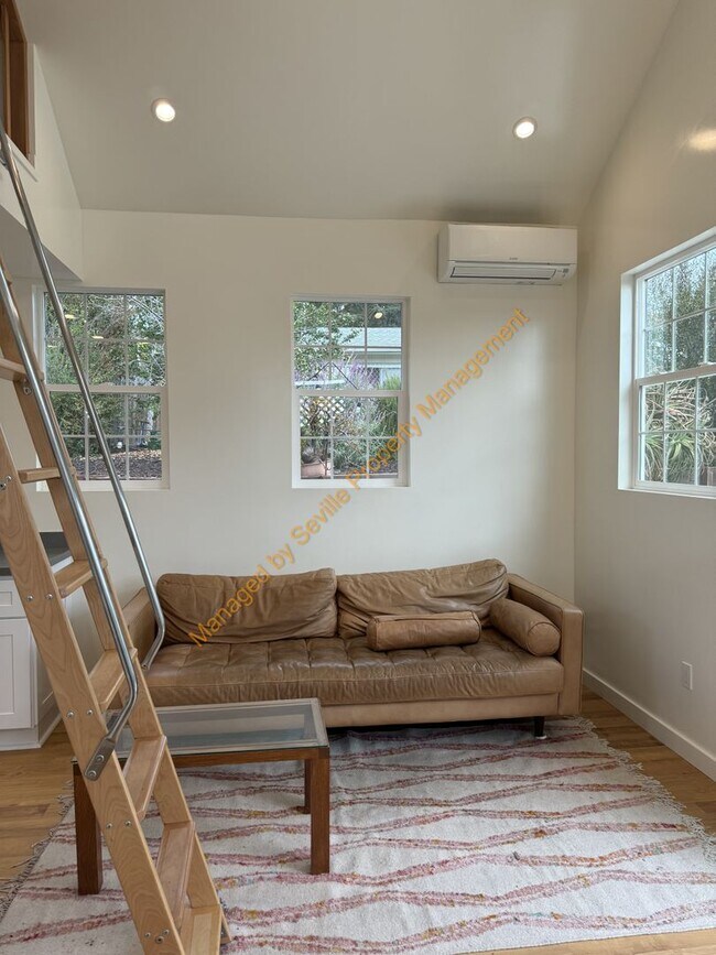 Building Photo - CHARMING 2 BEDROOM /1 BATHROOM HOME W/LOTS...