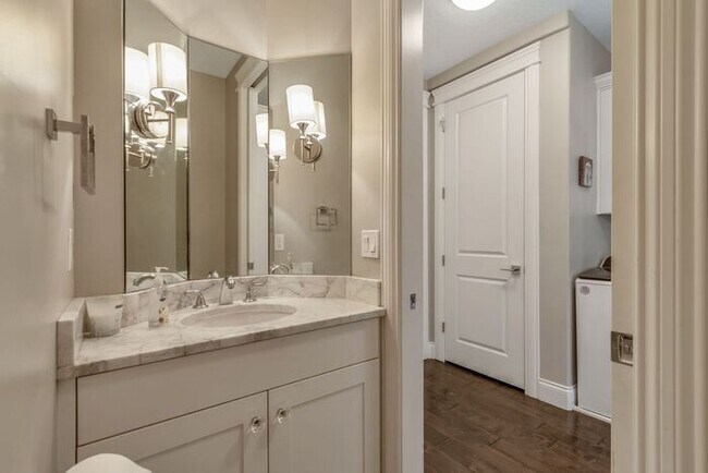 Building Photo - Upmarket Townhouse in Sought After Holladay City