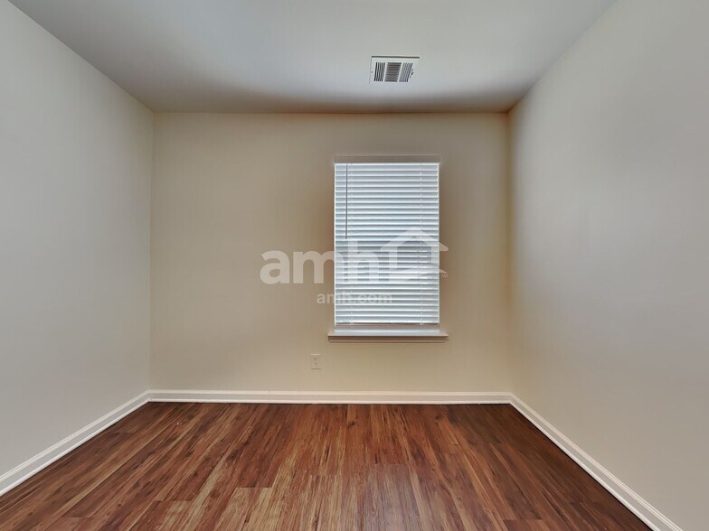 Building Photo - 625 Summer Hill Way