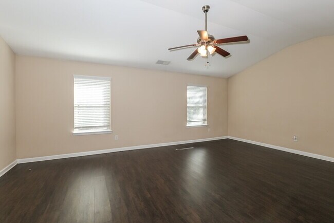 Building Photo - 705 Yukon Way