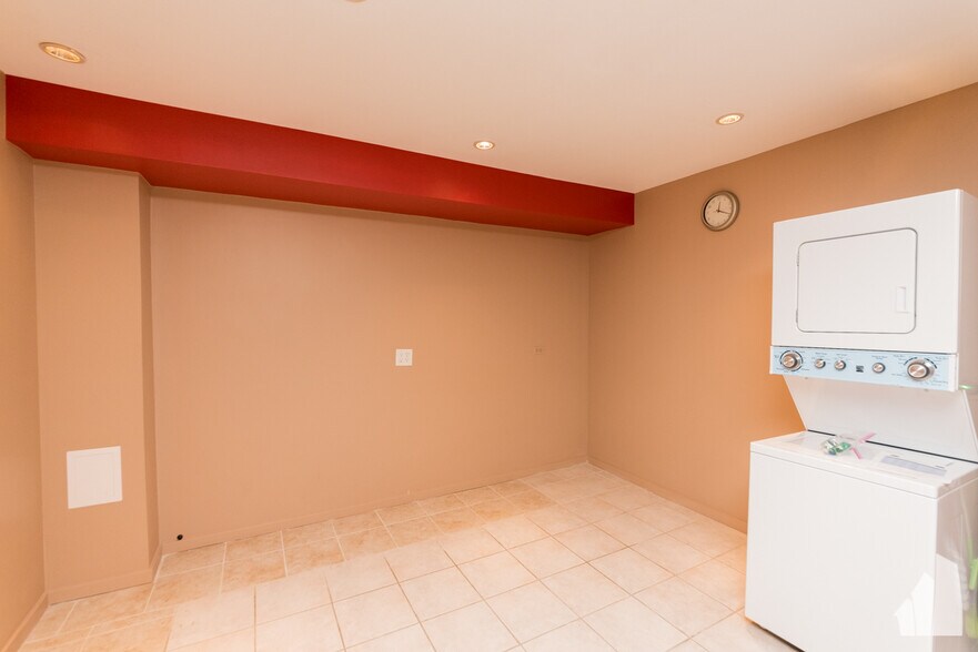 Building Photo - 40 E 9th St