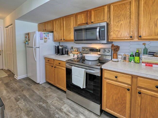 Building Photo - Year-round rental - 4 br 2.5 ba Twin Home in Seabright Village – East of Route 1