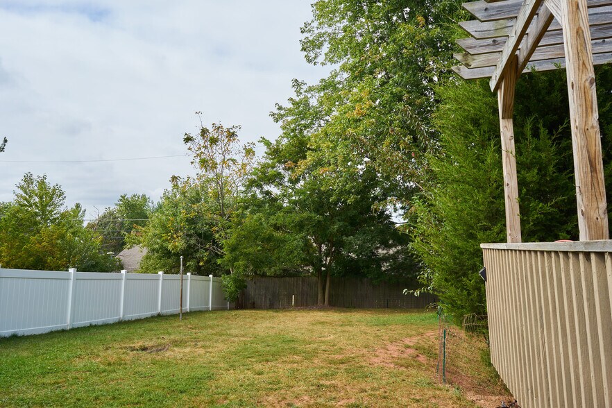 Fenced In Back Yard - 1604 Clearview Rd