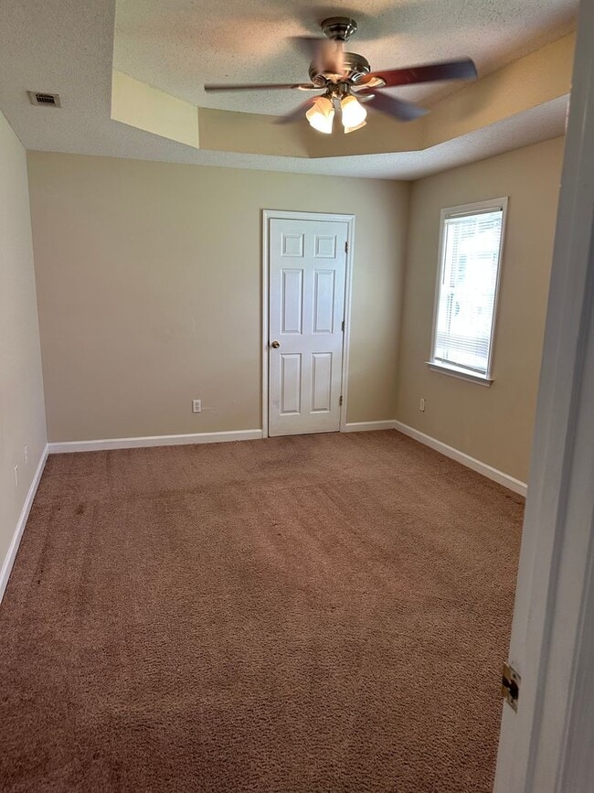 Building Photo - 3 Bed 2 Bath